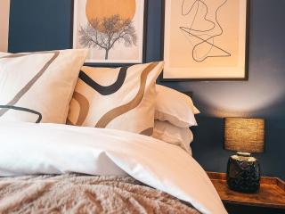 Hamilton House by Solace Stays - Merthyr Tydfil - 0