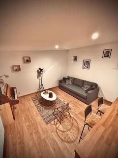 Home Studio - Poses - 4