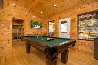 5Bd5B Escape Cabin with 2 HotTubs, Thtr &Game Rm,1mi to the Parkway! 4mi to Dollywood - Spring Deal - 5