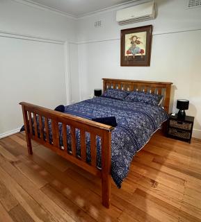 Nilmar Ave - Central Cozy 1950s Wodonga 3br Cottage - 3