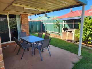 Adorable-secure 3 bedroom holiday home with Pool around the corner from The Miners Rest. - 3