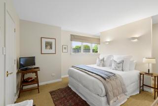 Elegant Family Home in Merivale - 9