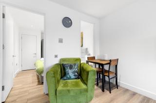 Reading Town Centre 2 Bedroom Apartments with Parking by 360Stays - 1