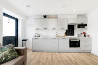 Reading Town Centre 2 Bedroom Apartments with Parking by 360Stays - 3