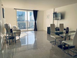 Airbnb-friendly Balcony Brickell Condo with parking - Miami - 6