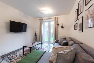 Cheerful 3 Bedroom house sleeps 7 in Peterborough - 0