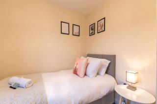 Cheerful 3 Bedroom house sleeps 7 in Peterborough - 3