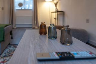 Cheerful 3 Bedroom house sleeps 7 in Peterborough - 2