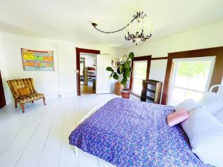 Cozy Skiing Vacation in Historic 1800’s Colonial - - 4