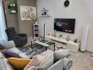 Accra Cozy Retreat with 2 Bedrooms - 7