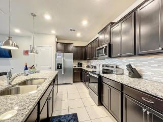 Disney Near! 5-br Getaway W Pool & Resort Access - Davenport - 4
