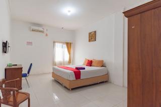 RedDoorz near Samarinda Square - Samarinda - 9