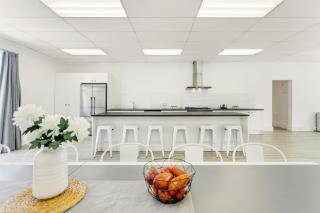 Deluxe 280sqm 3 bedroom with Pool Table - 200m to beach - 4