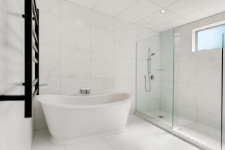 Deluxe 280sqm 3 bedroom with Pool Table - 200m to beach - 7