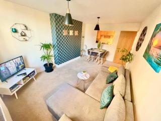 A Stylish Retreat - Super King Bed - Heart Of Town Centre - 5 mins Stroll to Beach - 6