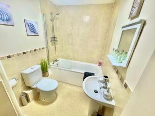 A Stylish Retreat - Super King Bed - Heart Of Town Centre - 5 mins Stroll to Beach - 1