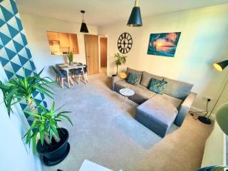 A Stylish Retreat - Super King Bed - Heart Of Town Centre - 5 mins Stroll to Beach - 0