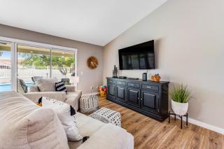 Warm Welcomes on Wahalla Lane - Glendale - 8