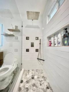 Cozy Renovated Farmhouse in SM - Downtown 5 mins - 8