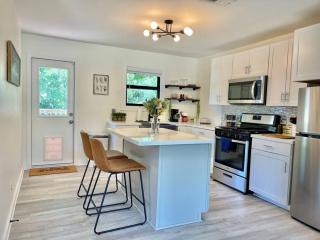 Cozy Renovated Farmhouse in SM - Downtown 5 mins - 7