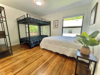 Cozy Renovated Farmhouse in SM - Downtown 5 mins - 2