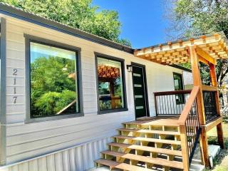 Cozy Renovated Farmhouse in SM - Downtown 5 mins - 1