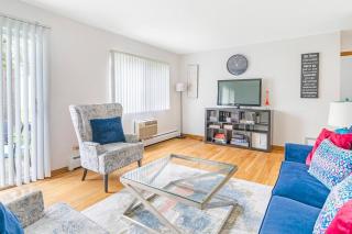 Lg. 2 br Apt. North of Chicago w/ Free Parking - Des Plaines - 9