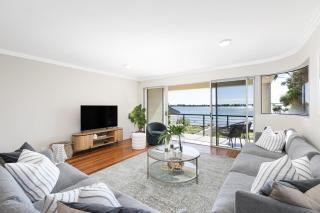 Panoramic Water View Apartment - 8