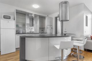 Sunny Apartment - By the Sea in City Center - 3