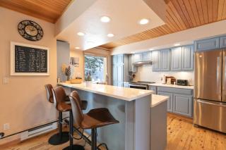 Sunrise Ridge Townhome: Hot Tub, Stunning Views - 5