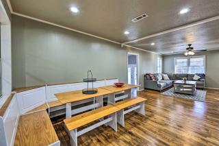 Fayetteville Vacation Rental - 2 Mi to Dtwn! - Fayetteville - 2