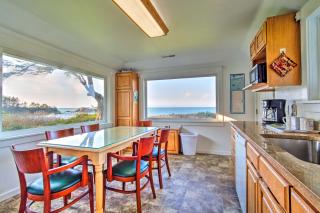 Cliffside Lighthouse Beach Home with Ocean View - Coos Bay - 2
