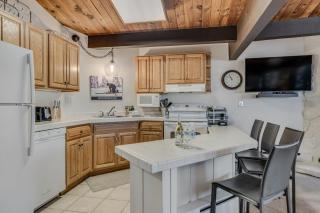 Laurelwood Condominiums 113 - 7