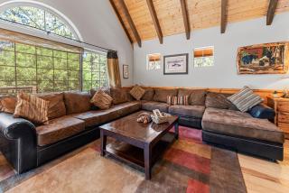 Aggie's Ski Den - Close to Lake, Walk to Slopes - 7