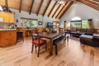 Aggie's Ski Den - Close to Lake, Walk to Slopes - 4