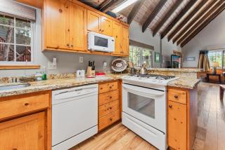 Aggie's Ski Den - Close to Lake, Walk to Slopes - 1