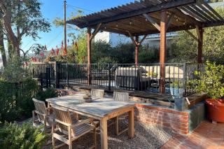 Hollywood Hideaway - 2