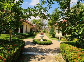 Beautiful bungalow with a communal outdoor pool and 2 km from the sandy beach - Ban Sa - 5