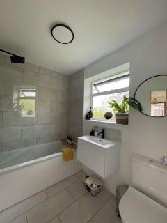 Modern, central bungalow with Large Garden - Bournemouth - 8