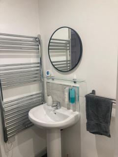 Lancing Apartments - Spacious 2 Bed - Sleeps 6 - Burnham Village - Slough - 8