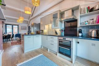 Ashcroft Loft by Timeless Stays - Stunning 3 Bedroom, 2 bathrooms, Charming central apartment featuring a balcony - 7