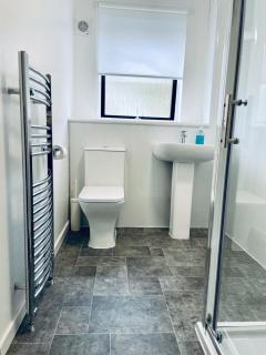 Modern 2 Bedroom Apartment With Free Parking - 9