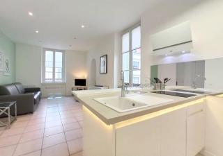 Viva Riviera Overviewing Rue Hoche - Cannes - 5