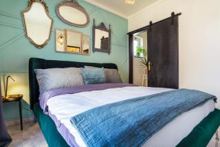 Arty Vintage Townhouse with Rooftop Shower & Sun Loungers - 8