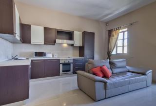 Emerald Court Apartments & Penthouse with Heated Jacuzzi - 6