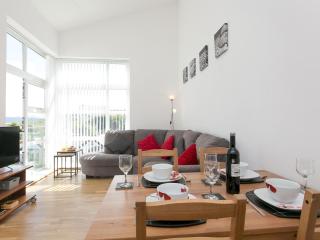 Pass the Keys 2 Bed Sea View Apartment with Balcony Parking - Benllech - 0