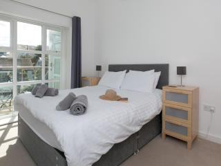 2 Bed Sea View Apartment with Balcony Parking - Pass the Keys - 9