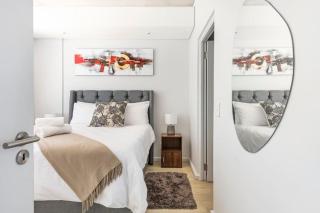 Chic, Central, Family & Group Stay - Stylish 2 ensuite bedroom Apartment with Spacious Balcony - Cidade Do Cabo - 5