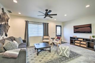 High-End and Luxe Scottsdale Gem with Pool and Yard - Phoenix - 5