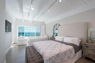 Expansive Ocean View, Private Balcony, Across from Beach - 1